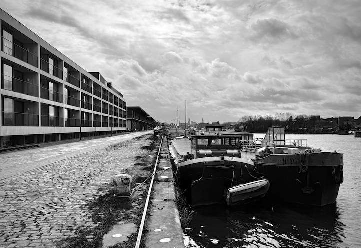 Met het gemengd wonen project ‘Kaai 24’, huur en koop van moderne appartementen voor meerdere budgetten, krijgt de historische industriële Voorhaven in de Gentse wijk Muile-Voorstede een nieuwe bestemming.